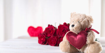 Cute,Valentine's,Teddy,Bear,With,Red,Roses,,Love,Concept